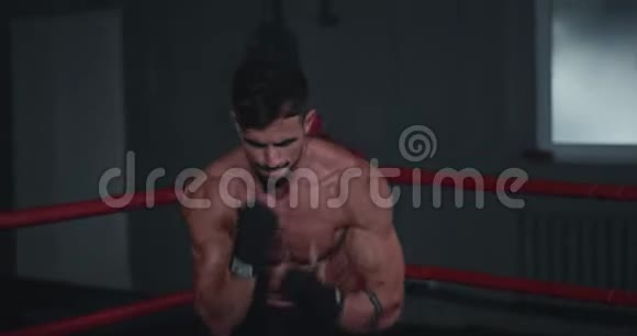 好看强壮健康身材的人特写镜头在拳击场上进行艰苦的激烈训练穿着黑色视频的预览图