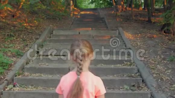 小女孩在公园里环顾四周视频的预览图