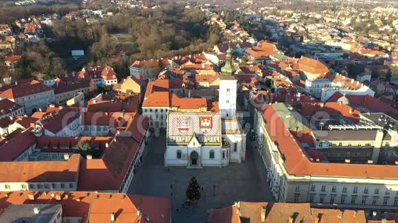 位于克罗地亚萨格勒布历史悠久的旧市中心上城区的主要广场背景圣马克教堂萨格勒布视频的预览图