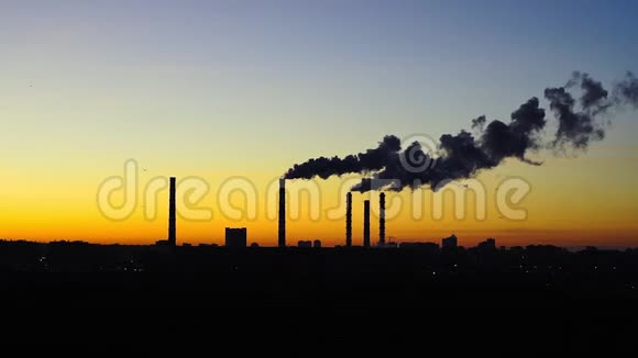 日落时工厂烟囱里冒出的烟环境污染的概念视频的预览图