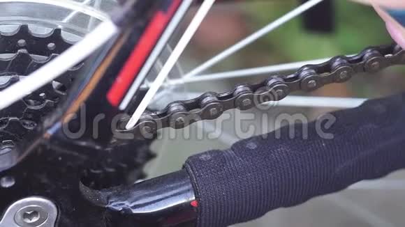 润滑自行车链自行车准备自行车护理喷雾油视频的预览图