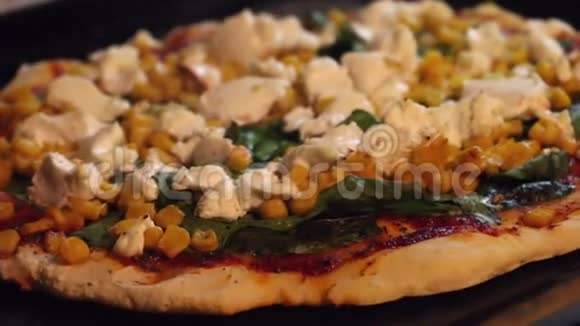 从烤箱里取出的蔬菜比萨饼细节山羊奶酪菠菜叶玉米牛至胡椒视频的预览图