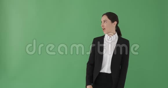 惊讶的女商人指着绿色的屏幕视频的预览图