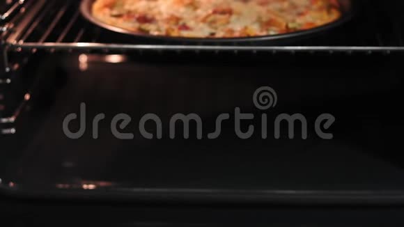 在电对流烤箱里做披萨把披萨放在冰箱里的热烤盘上披萨视频的预览图