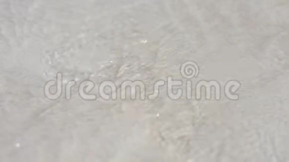 干净的水在帕穆卡莱的碳酸盐矿物石灰华中流淌下来视频的预览图