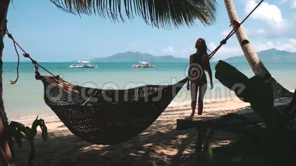 棕榈树上的热带海滩吊床上的女人视频的预览图