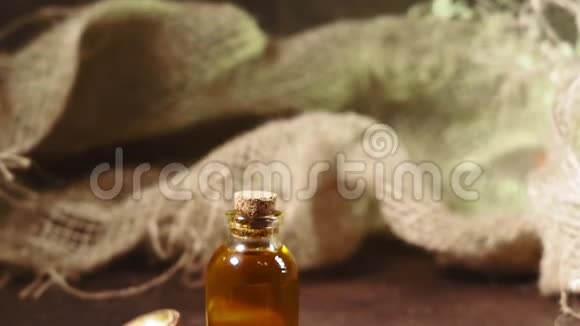 化妆品和药用澳洲坚果油棕色背景特写妇女用油美容治疗自然视频的预览图