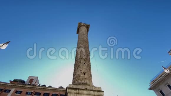 在阳光明媚的一天罗马Colonna广场的马库斯奥雷利乌斯柱视频的预览图