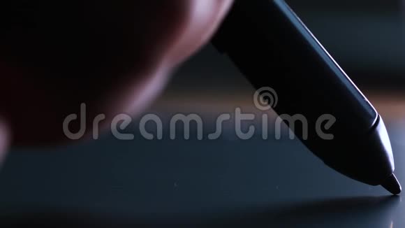 设计师的手用笔在平板电脑上特写视频的预览图