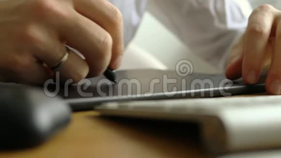 使用数码平板电脑和手写笔在电脑笔记本电脑上进行绘图摄影和润色视频的预览图