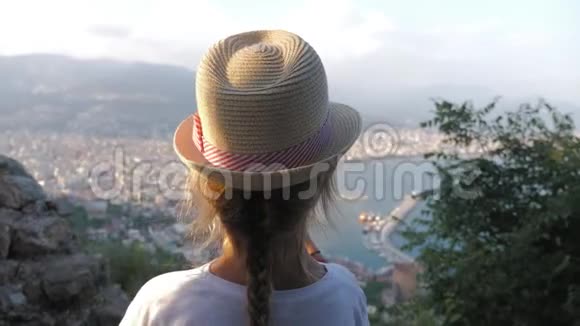 儿童女孩旅行者与相机拍摄视频城市景观阿拉尼亚市土耳其视点视频的预览图