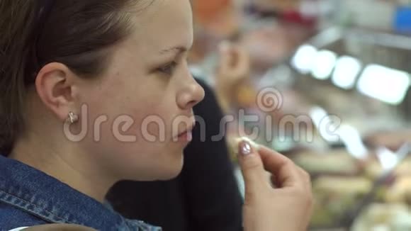 一位年轻女子在度假时在一家商店品尝土耳其糖果视频的预览图