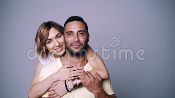 女人拥抱她的男人视频的预览图