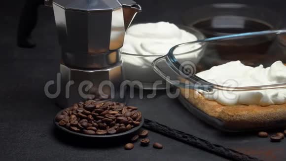 烤盘中的饼干和奶油深色混凝土背景的咖啡机视频的预览图