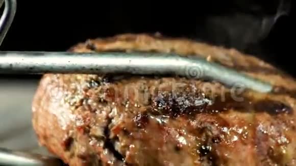 牛肉或猪肉烧烤汉堡用烧烤火焰烤架烤制汉堡视频的预览图