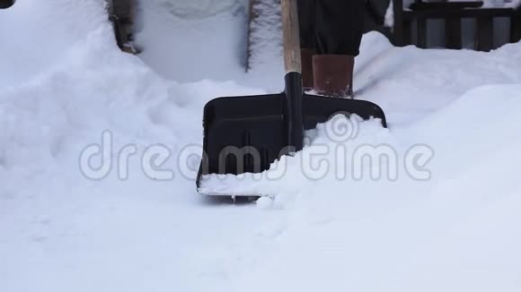 少了一个人从人行道上铲雪特写选择性聚焦在家里铲雪视频的预览图