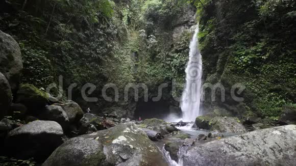 菲律宾热带雨林瀑布景色迷人游客少视频的预览图