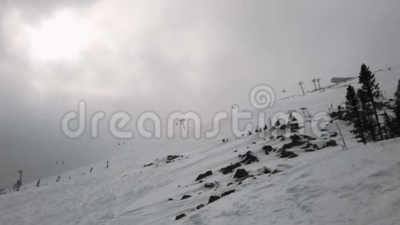 在阿尔卑斯山的白色斜坡上滑雪视频的预览图