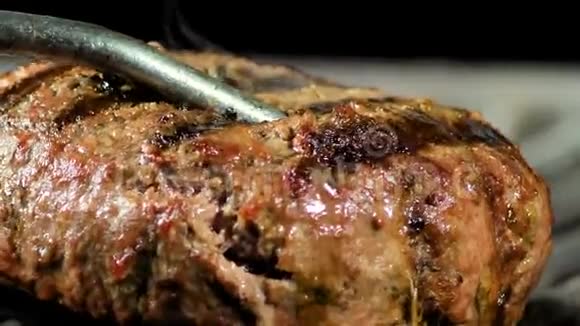 牛肉或猪肉烧烤汉堡用烧烤火焰烤架烤制汉堡视频的预览图