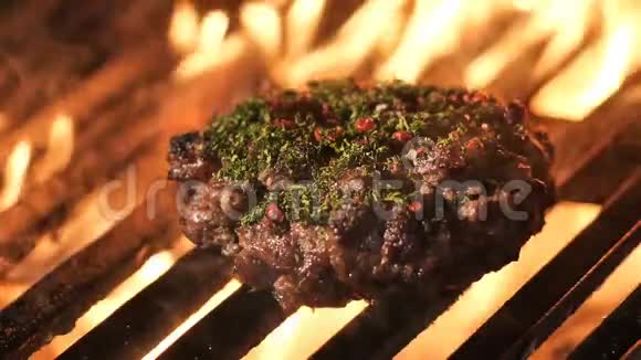 带迷迭香特写牛排和烤汉堡餐厅食物的肉家庭晚餐视频的预览图
