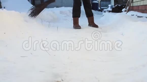 用扫帚把雪从路上移走寒冷的冬天冬季工作概念视频的预览图