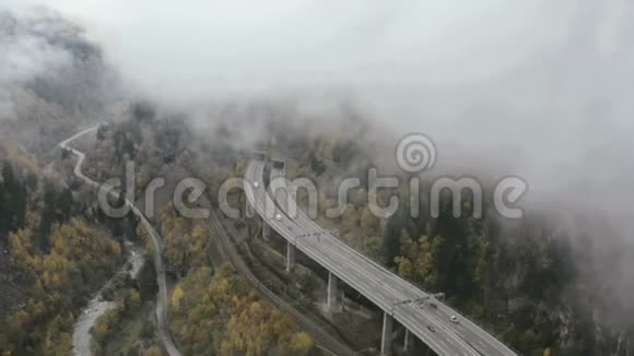 山村在山谷和铁路桥梁景观带村庄和风景如画的山谷的鸟瞰图视频的预览图