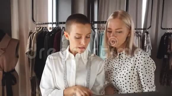 年轻的时装设计师在笔记本电脑上展示服装的新项目视频的预览图