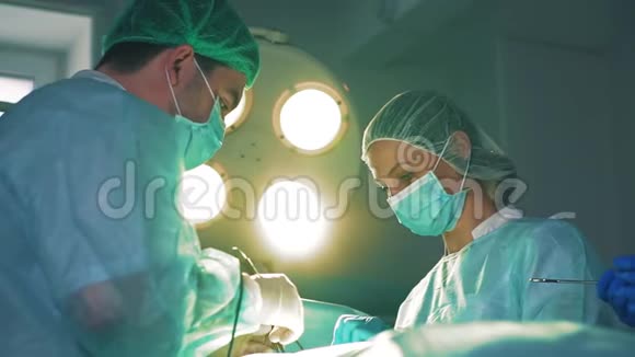 两名外科医生视频的预览图