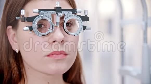 眼科医生女人戴着特殊的眼镜微笑着视频的预览图