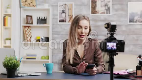 著名美女vlogger阅读订阅者问题视频的预览图