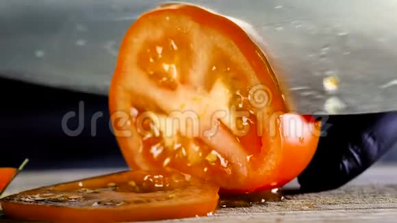 特写番茄切割特写视频的预览图