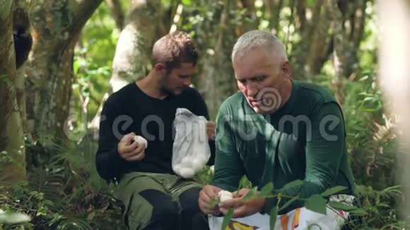 两个登山者在丛林里吃煮鸡蛋视频的预览图