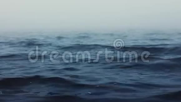 海浪雾在碧波荡漾的水面之上雾天早晨视频的预览图