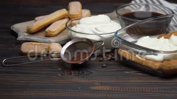 大连萨沃亚迪女士手指饼干和奶油在玻璃烤盘和咖啡木背景视频的预览图