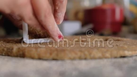 女人用手在翻转的台面上切饼干视频的预览图