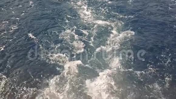 船在海上苏醒水沫痕迹船后去超级慢动作视频的预览图