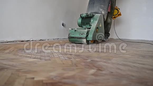 用磨床打磨硬木地板公寓维修视频的预览图