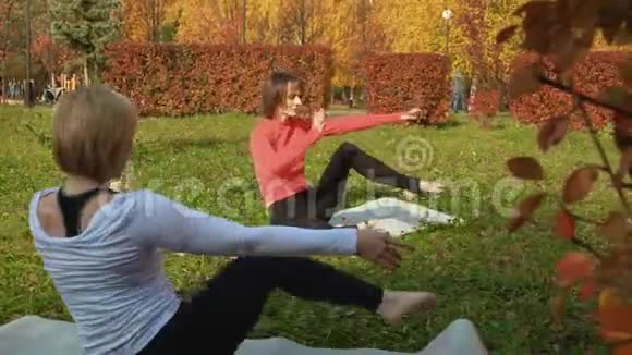 在秋季公园做健身运动的运动女性视频的预览图