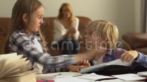 小男孩和小女孩在家学习时在前景广阔孩子们在上课玩得开心视频的预览图