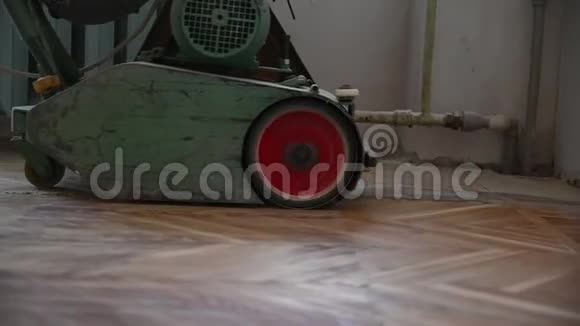 用磨床打磨硬木地板公寓维修视频的预览图