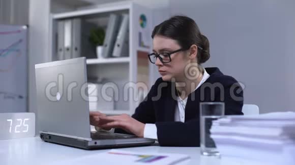 精疲力竭的女办公室工作人员头痛吃药紧张的工作视频的预览图