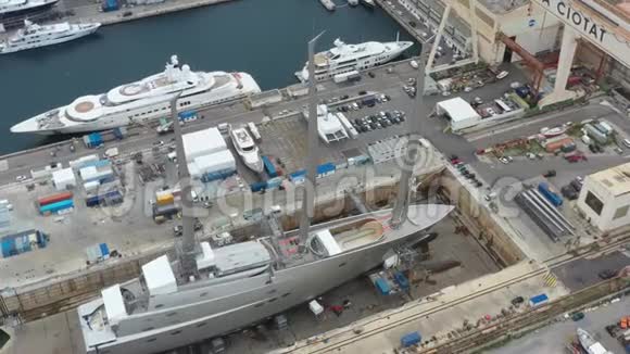 法国LaCiotat市的海上干坞的鸟瞰图包括货物起重机正在修理的船只豪华游艇和汽车视频的预览图