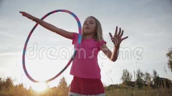 穿粉色衣服的女孩在旋转体操圈视频的预览图
