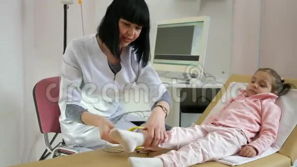 儿科诊所儿童心脏造影心脏病专家在医院移除心脏造影视频的预览图