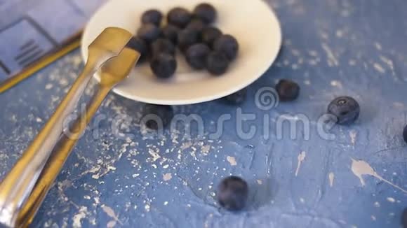 甜点餐厅蓝莓蓝莓在美丽的背景与甜点和咖啡背景上的美丽视频视频的预览图