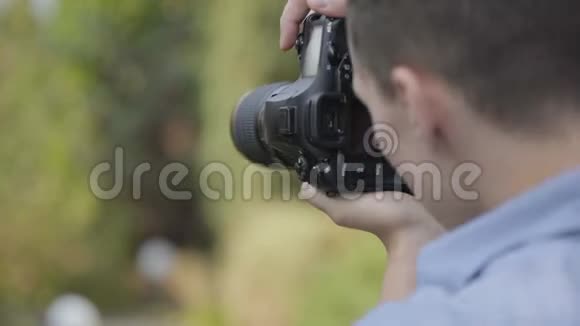 专业摄影师拍摄年轻女子站在户外的照片视频的预览图