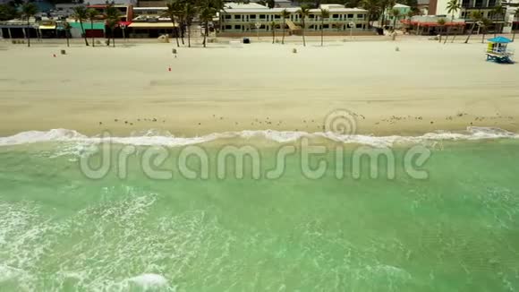 海浪拍打海滩用无人机拍摄夏季场景视频的预览图