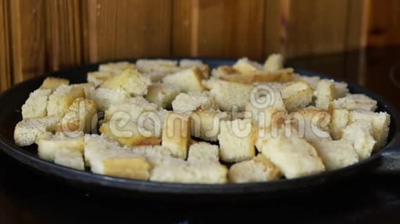 家里的Crutons烤面包平底锅中的方形面包和调味料视频的预览图