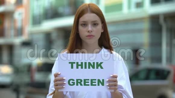 想想女孩手中的绿色标志青少年反对砍伐森林的运动视频的预览图