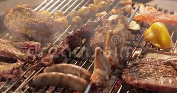 肉是用烤架肋骨木桩香肠边鸡光焰黄甜来腌制的视频的预览图